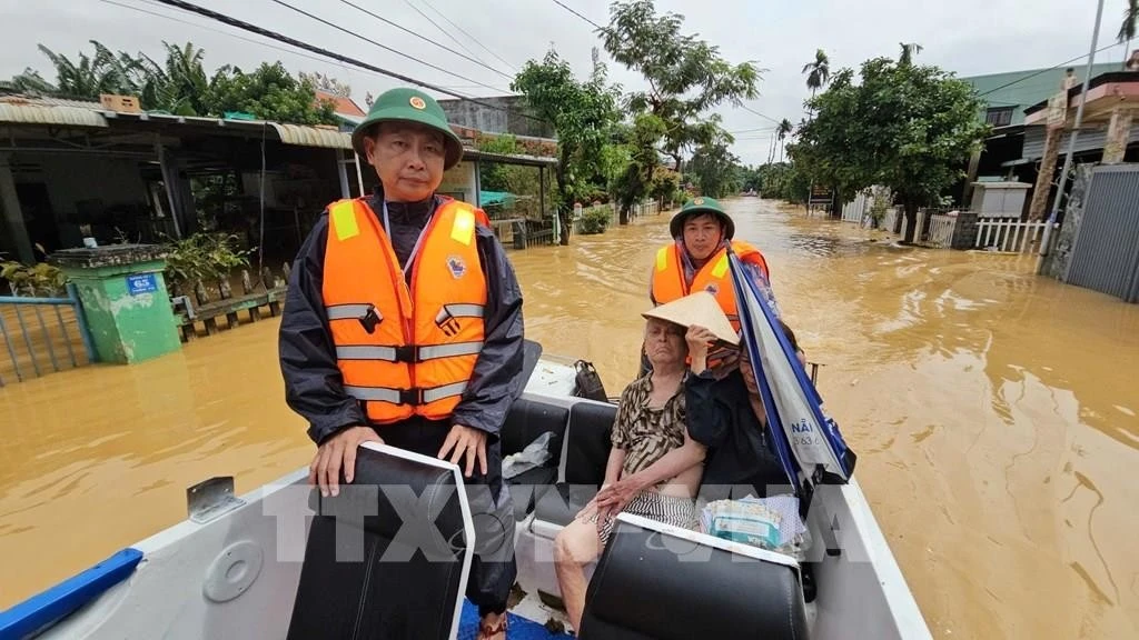 Bộ Chỉ huy Quân sự thành phố Đà Nẵng tiếp cận vùng ngập để cứu trợ cho bệnh nhân tại Bệnh viện Đa khoa Duy Xuyên
