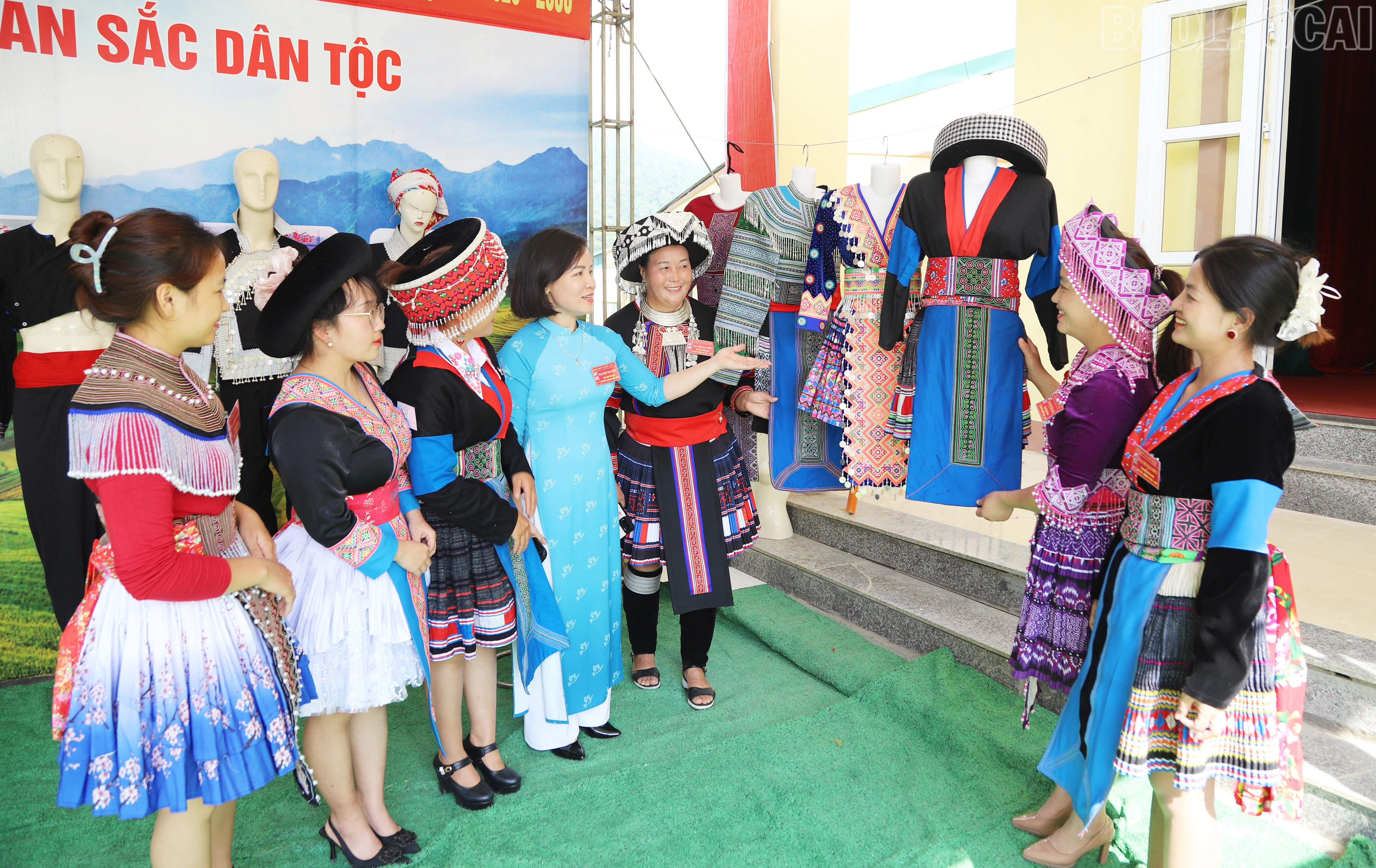 Các đại biểu tham quan gian trưng bày sản phẩm nông nghiệp và không gian văn hóa các dân tộc trong xã.