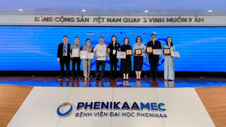 Các báo cáo viên cùng trao đổi, cập nhật kiến thức và kinh nghiệm trong thực hành điều dưỡng hiện đại.