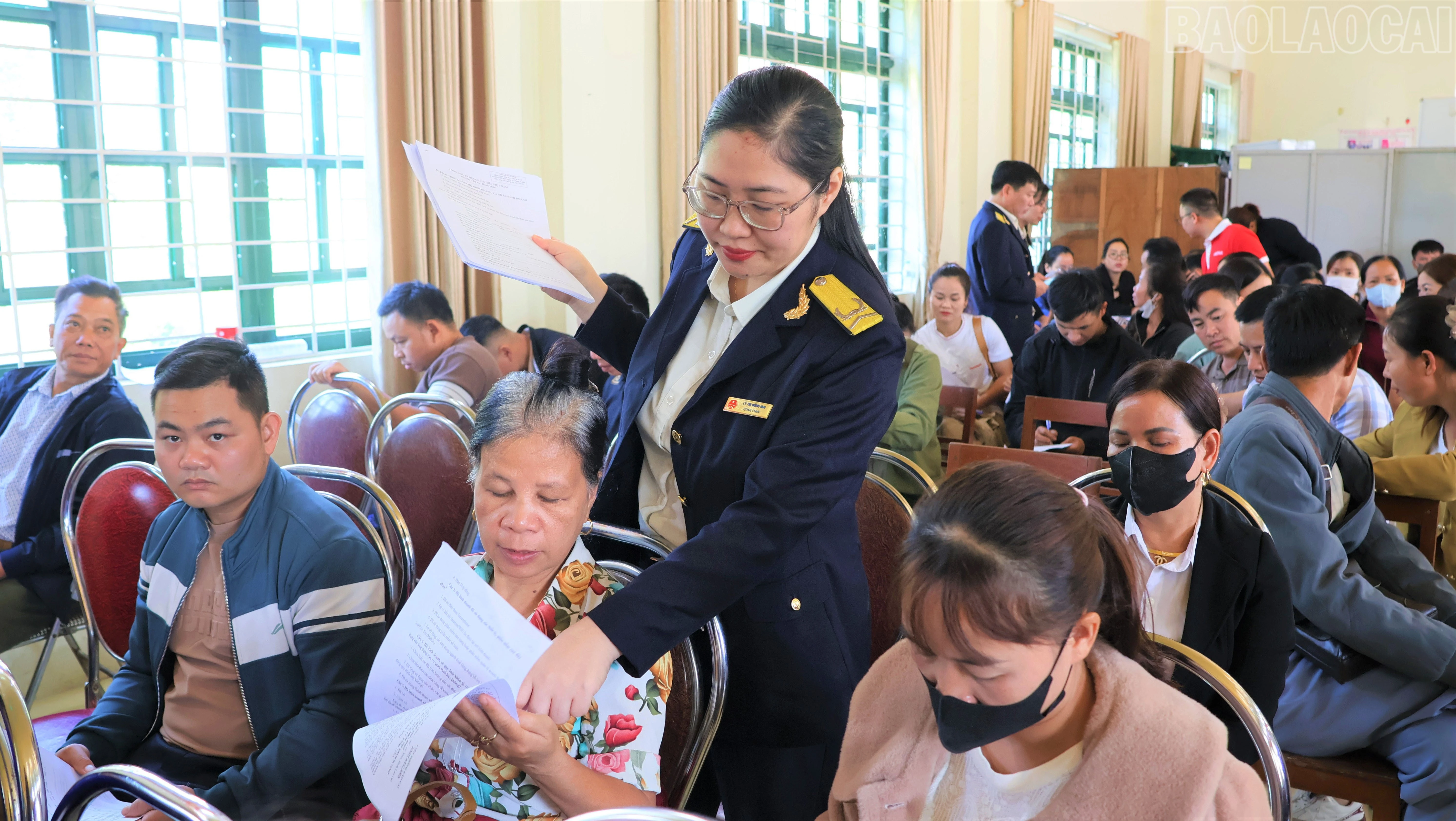 baolaocai-tr_can-bo-thue-co-so-9-tinh-lao-cai-huong-dan-cac-ho-kinh-doanh-dang-ky-ke-khai-thue.jpg