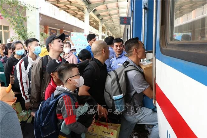 Công đoàn hỗ trợ vé tàu xe cho công nhân có hoàn cảnh khó khăn về quê dịp Tết.