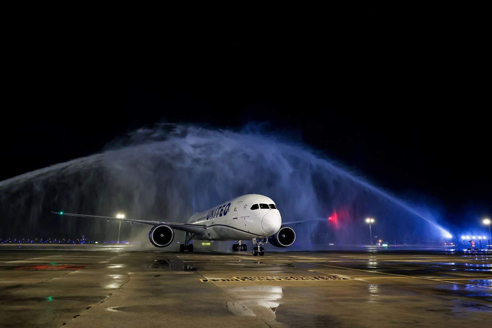 United Airlines cũng đánh dấu bước mở rộng quan trọng tại Việt Nam khi khai trương đường bay hằng ngày kết nối TP Hồ Chí Minh và Mỹ qua Hồng Kông.
