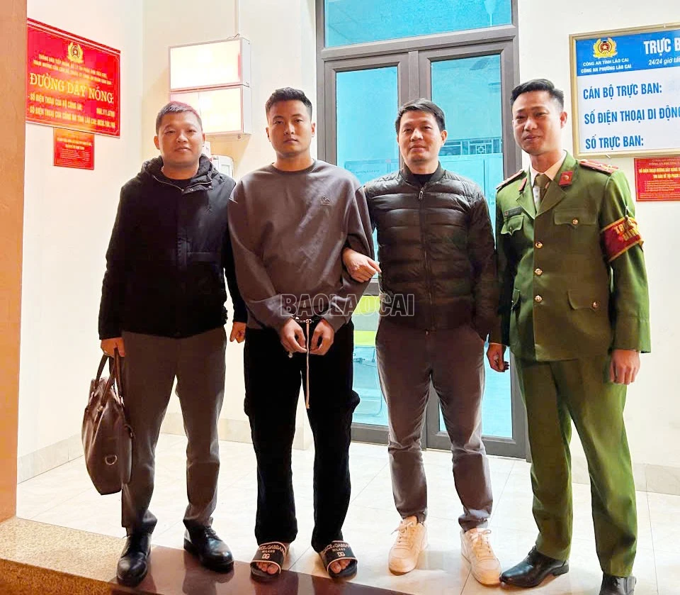 baolaocai-c_cong-an-phuong-lao-cai-ban-giao-doi-tuong-nguyen-van-thai-cho-cong-an-thanh-pho-ha-noi.jpg