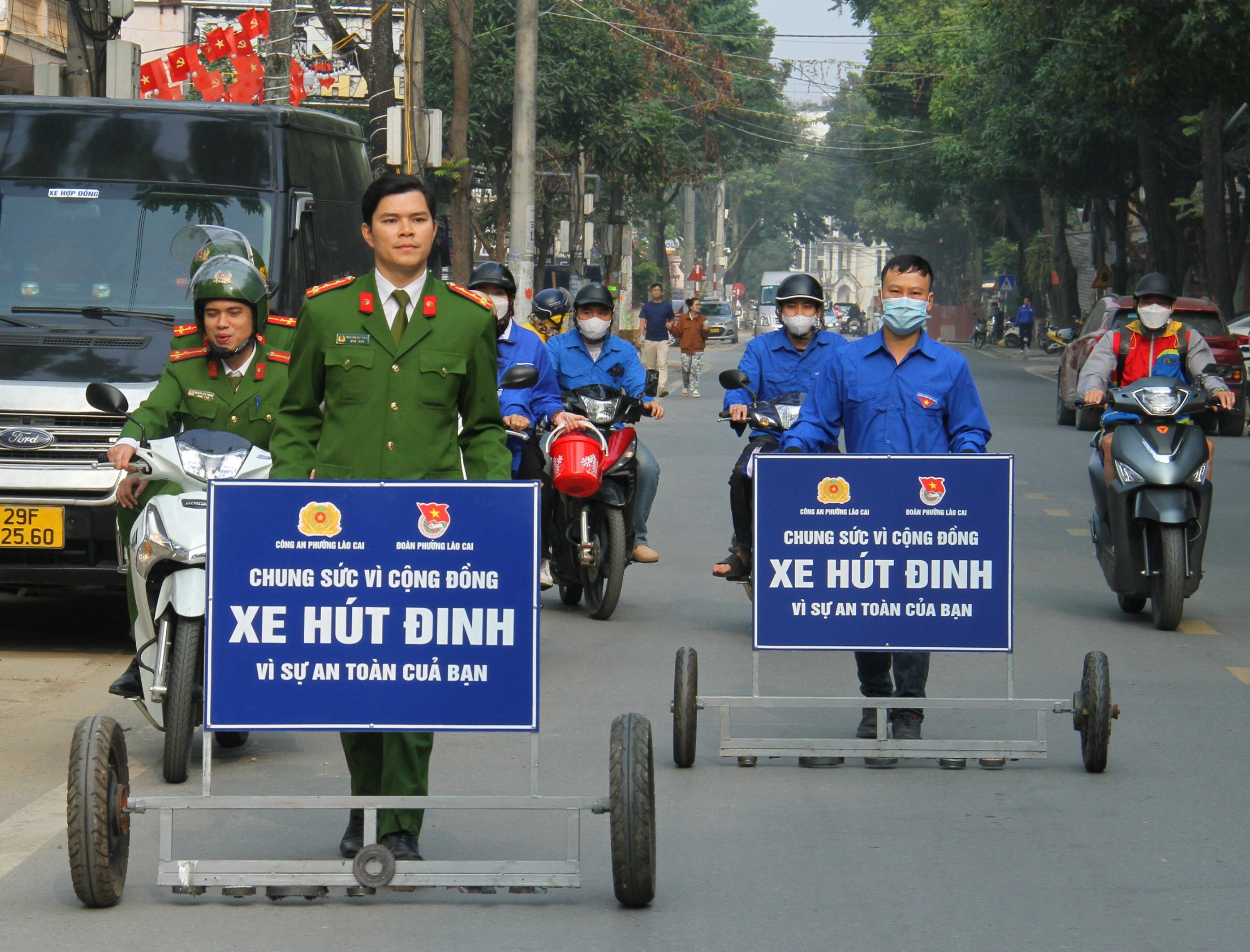mo-hinh-xe-hut-dinh-sang-kien-cua-chi-doan-cong-an-phuong-lao-cai-gop-phan-dam-bao-an-toan-giao-thong-tren-dia-ban-4272.jpg