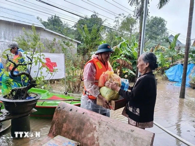 Cán bộ, tình nguyện viên Chữ thập Đỏ cứu trợ người dân bị ảnh hưởng bởi mưa lũ tại thành phố Huế.