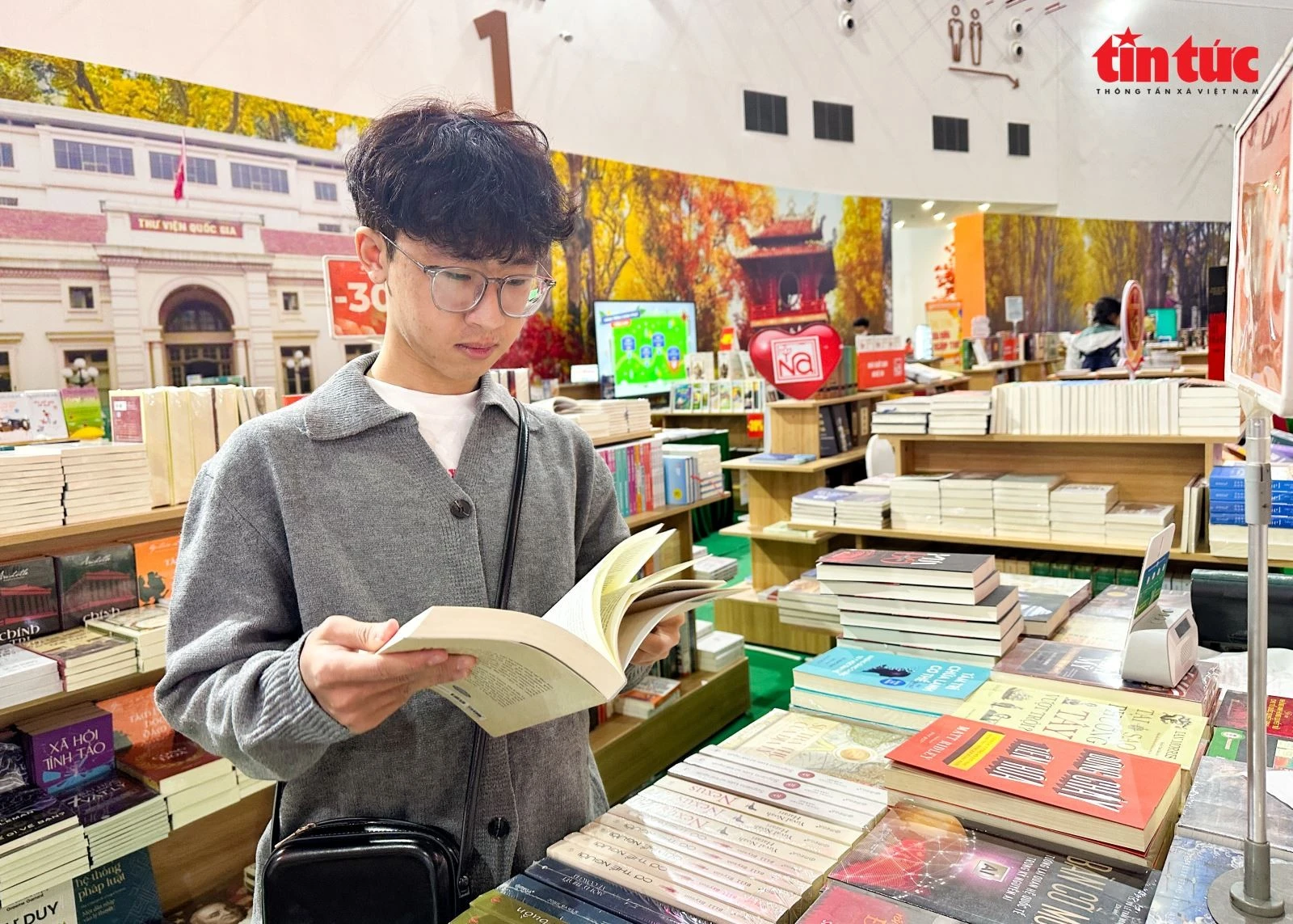 Anh Hải Long (Hà Đông, Hà Nội) đặc biệt yêu thích những cuốn sách về lịch sử, chính trị Việt Nam.