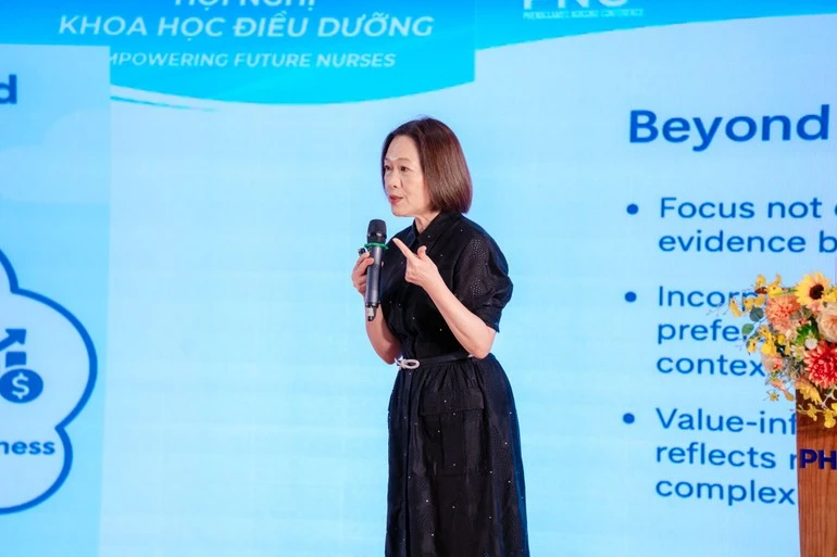 Giáo sư Pei-Shan Tsai, Đài Loan (Trung Quốc) – Phó Hiệu trưởng Trường đại học Y khoa Đài Bắc (Trung Quốc), nằm trong top 2% nhà khoa học có ảnh hưởng toàn cầu năm 2025 chia sẻ tại hội nghị.