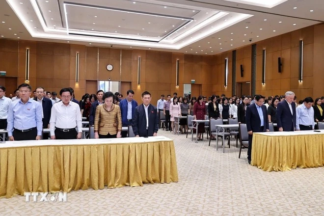 Thủ tướng Phạm Minh Chính, các Phó Thủ tướng và cán bộ, công chức, viên chức người lao động Văn phòng Chính phủ tưởng niệm đồng bào tử nạn do bão lũ.