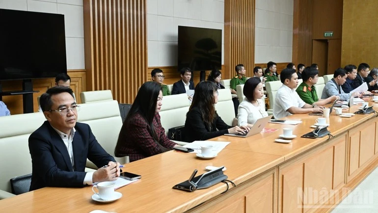 Các đại biểu tham dự cuộc làm việc.