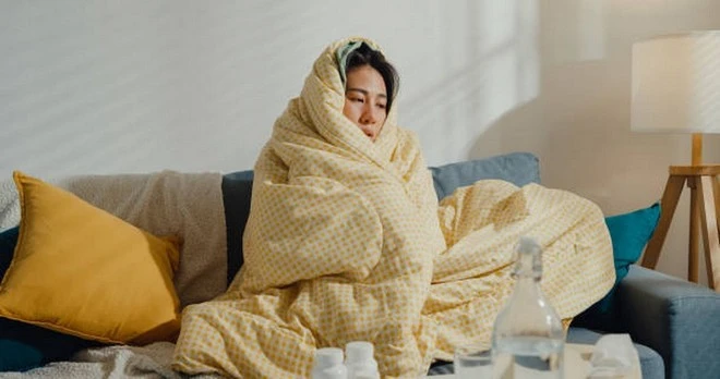 Khi trời lạnh, mạch máu co lại, giữ nhiệt ở sâu bên trong, cơ bắp run rẩy tạo ra nhiệt.