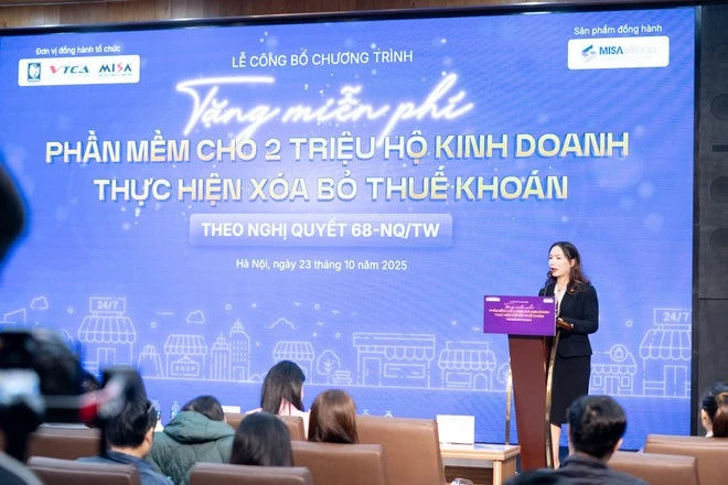 Bà Thúy chia sẻ Chương trình của MISA cung cấp bộ công cụ “6 trong 1,” bao gồm hỗ trợ toàn diện từ quản lý bán hàng, xuất hóa đơn, ký số, ghi sổ kế toán đến kê khai và nộp thuế trực tiếp trên một nền tảng duy nhất. (Ảnh: Vietnam+)