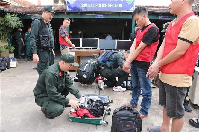 59 đối tượng và tang vật vụ án lừa đảo qua mạng hơn 300 tỷ đồng bị bắt tại Campuchia.