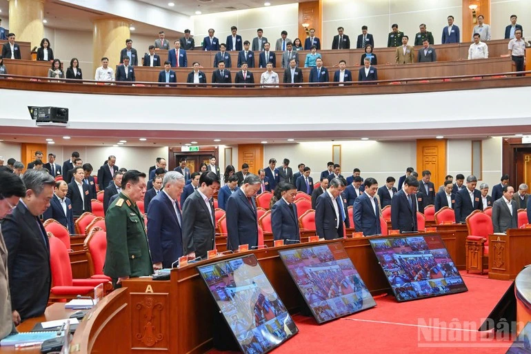 Hội nghị dành phút mặc niệm đồng bào bị thiệt mạng bởi thiên tai.