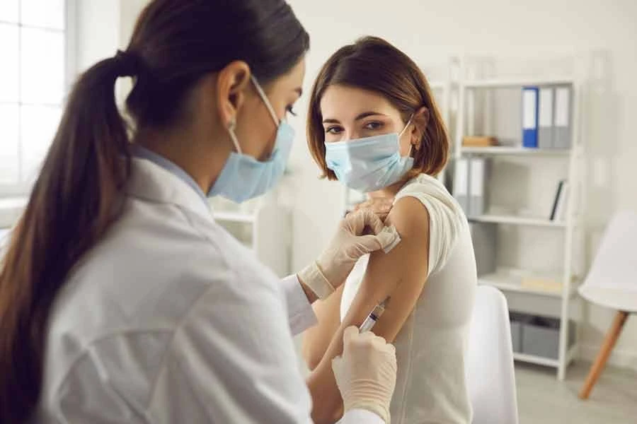 Vaccine bất hoạt được tiêm bằng kim, thường là vaccine tứ giá phổ biến nhất.
