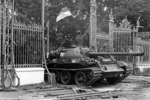 Xe tăng quân giải phóng tiến vào Dinh Độc Lập trưa ngày 30/4/1975.