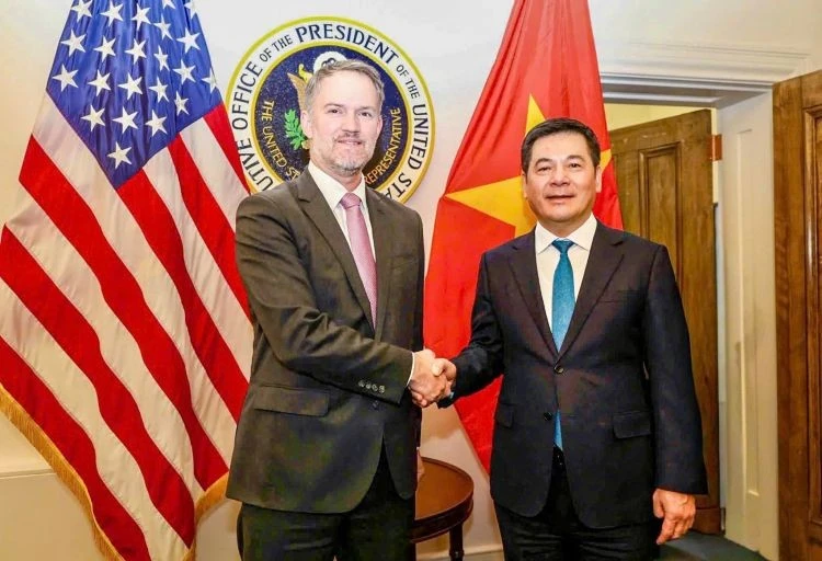 Bộ trưởng Bộ Công Thương Nguyễn Hồng Diên (phải) và Trưởng Đại diện Thương mại Hoa Kỳ Jamieson Greer.