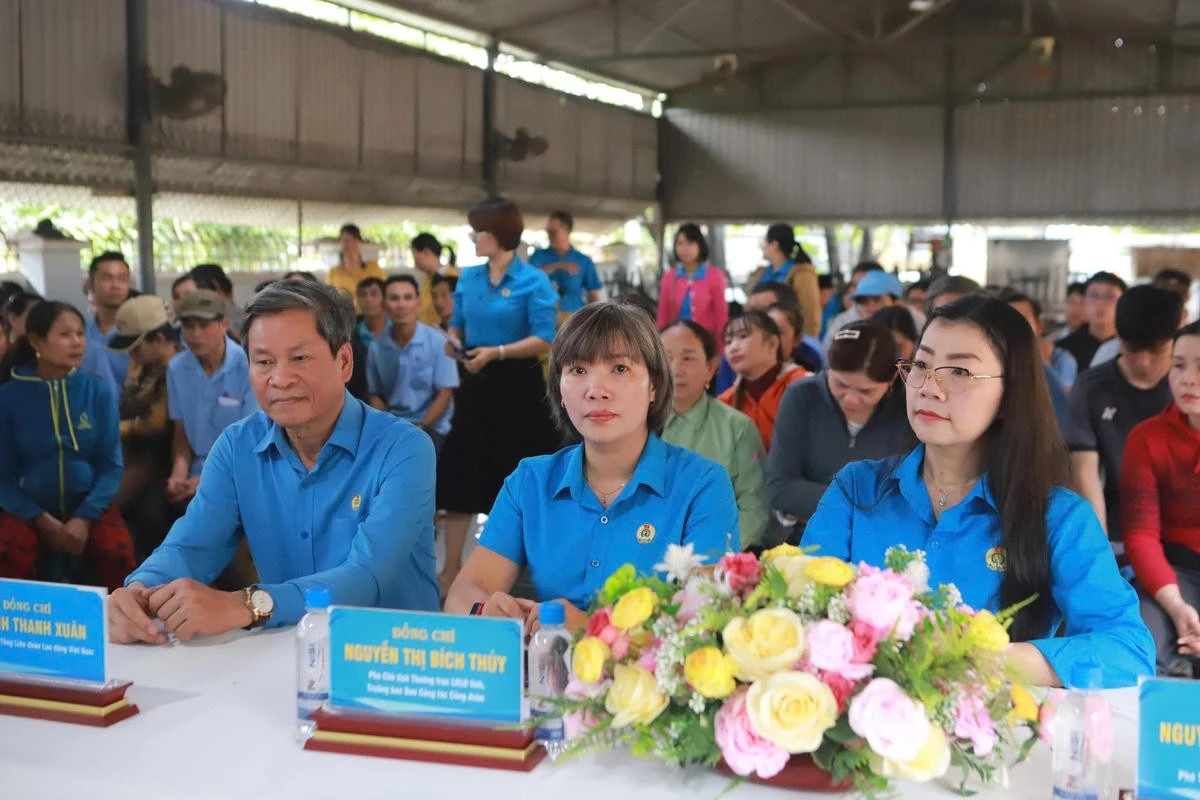 Quang cảnh lễ trao hỗ trợ khẩn cấp cho đoàn viên, người lao động bị ảnh hưởng nặng nề bởi bão lũ.