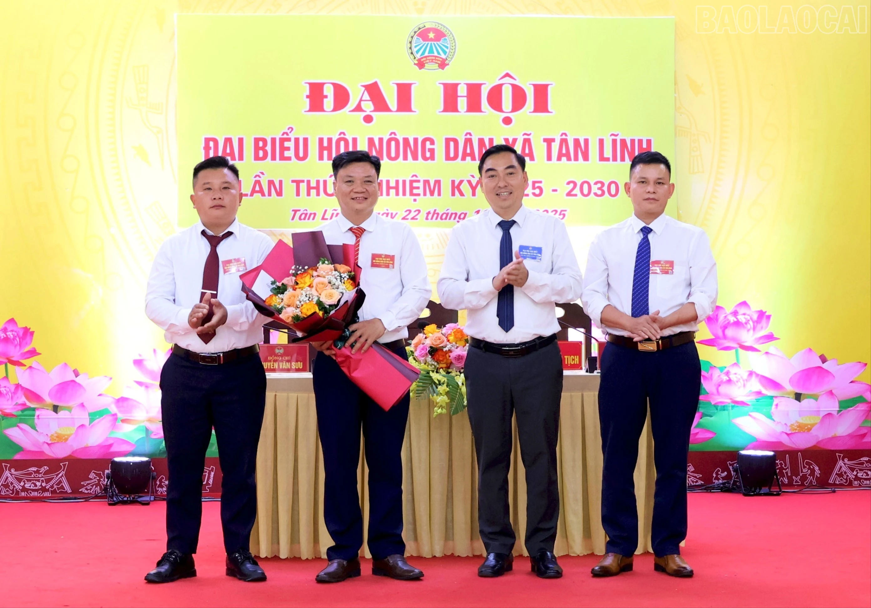 Lãnh đạo xã Tân Lĩnh tặng hoa chúc mừng Đại hội.