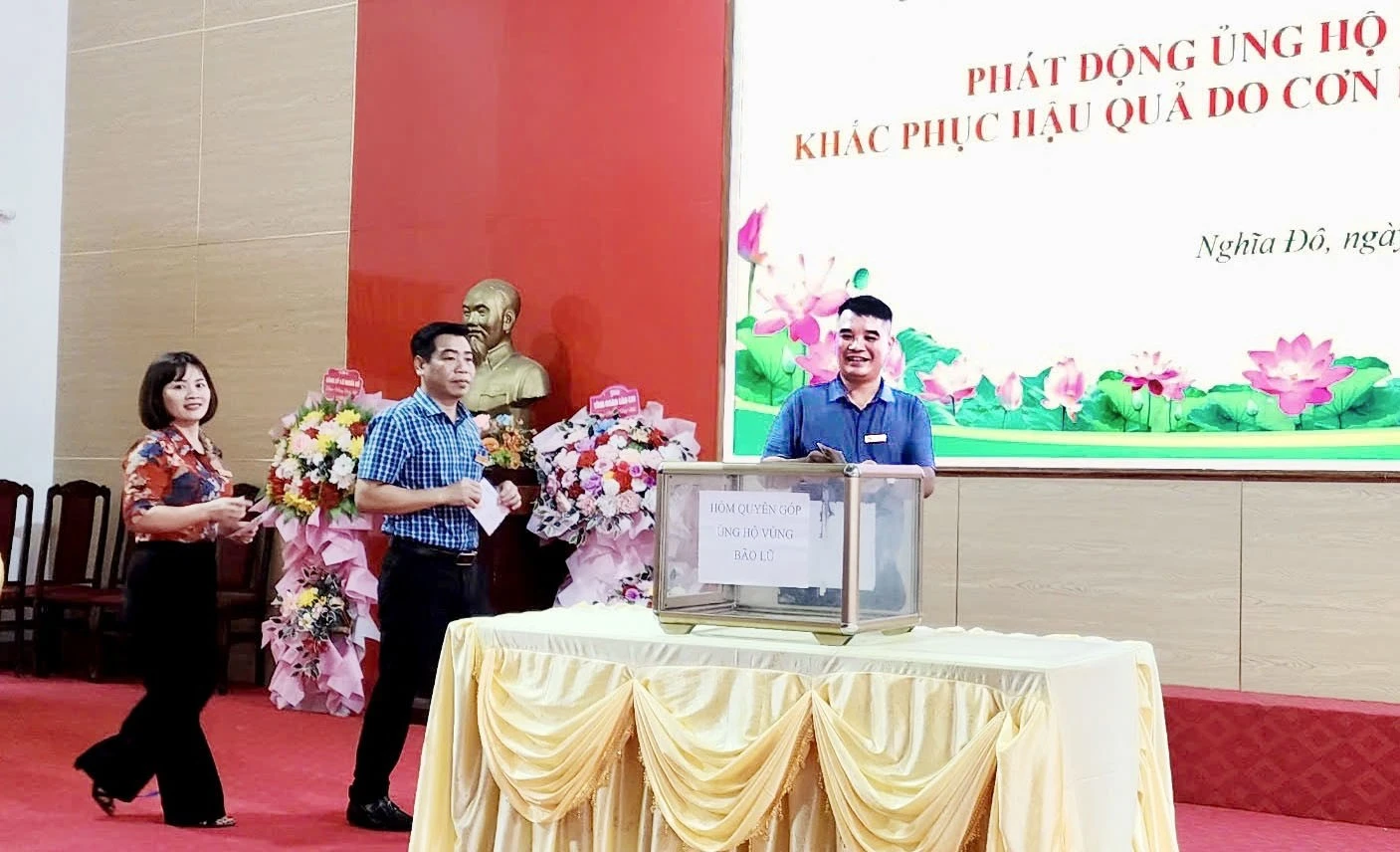 lanh-dao-xa-hong-quang-va-cac-dai-bieu-ung-ho-dong-bao-bi-thiet-hai-do-bao-so-10-11.jpg