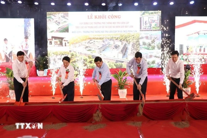 Phó Thủ tướng Nguyễn Chí Dũng cùng các đại biểu thực hiện nghi thức khởi công xây dựng trường phổ thông nội trú liên cấp tại xã biên giới Minh Tân (Tuyên Quang).