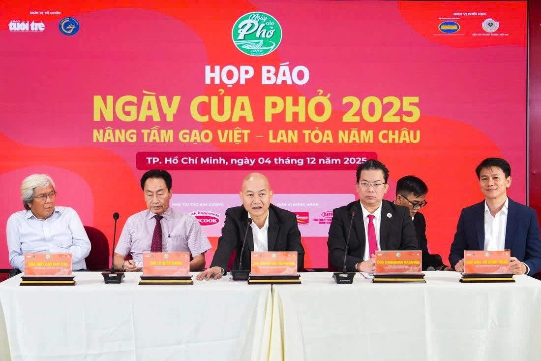 Ông Nguyễn Nguyên Phương, Phó Giám đốc Sở Công Thương trả lời câu hỏi của phóng viên Báo Tin tức và Dân tộc tại buổi công bố Lễ hội Ngày của Phở 2025 vào sáng 4/12.
