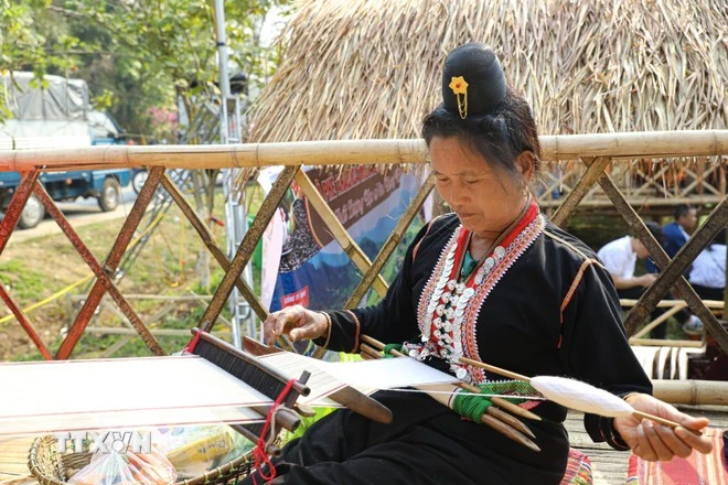 Thu nhập bình quân của người dân tộc thiểu số năm 2025 ước đạt 45,9 triệu đồng, tăng 3,3 lần so với năm 2020, cao hơn mục tiêu tăng trưởng trên 2 lần. (Nguồn: Vietnam+)