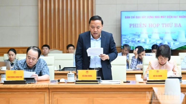 Lãnh đạo Bộ Công thương báo cáo tại phiên họp.