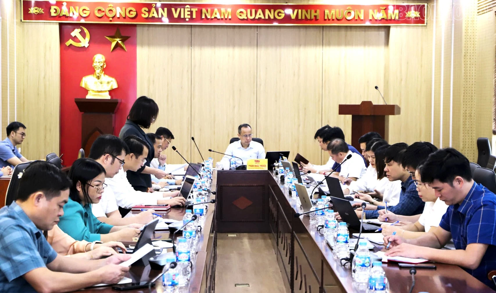 baolaocai-tr_quang-canh-buoi-lam-viec.jpg