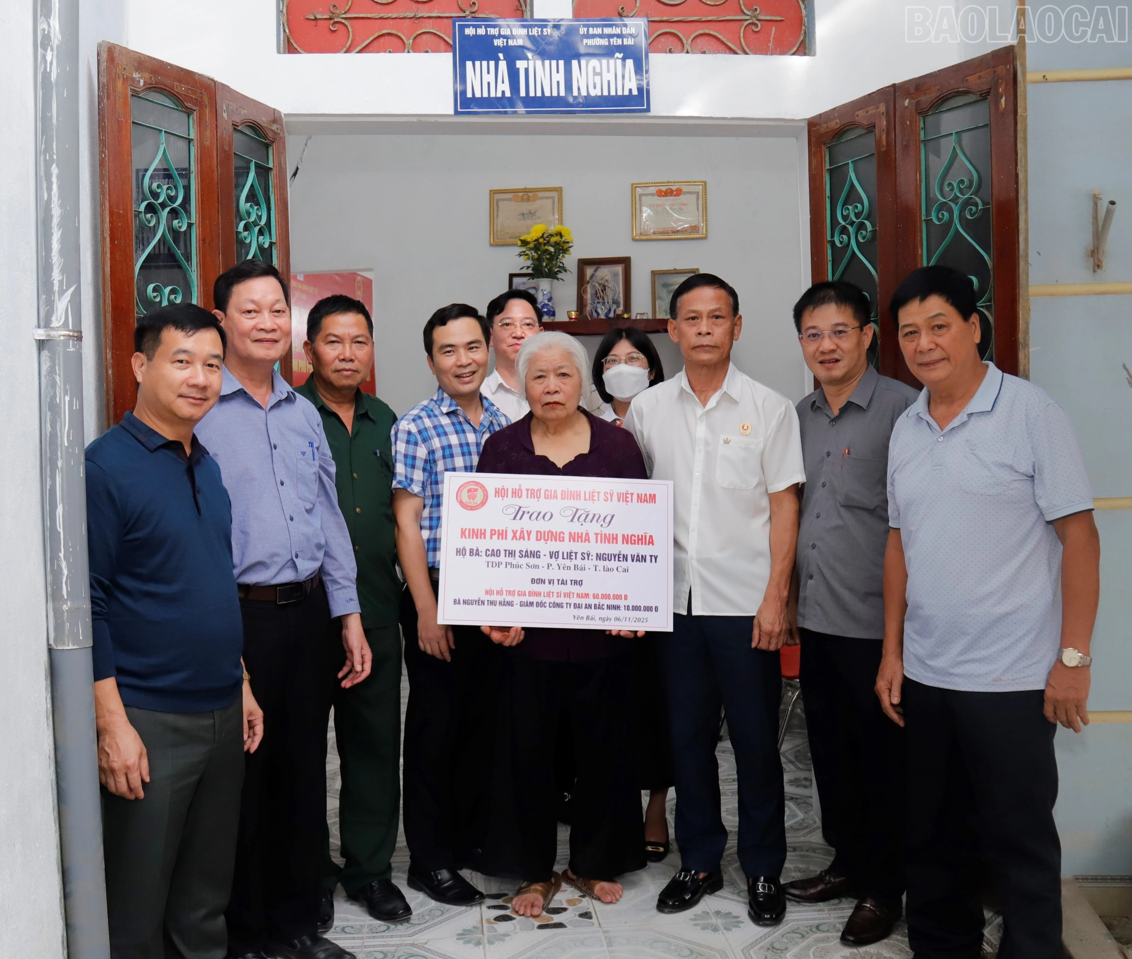 baolaocai-tr_cac-dai-bieu-thuc-hien-nghi-thuc-ban-giao-nha-tinh-nghia-cho-ba-sang-anh-thanh-nghi-9.jpg