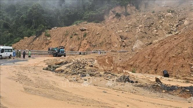 Khối lượng đất đá sạt lở trên đèo Khánh Lê (tỉnh Khánh Hòa) ước tính hàng trăm m3 phủ kín mặt đường.