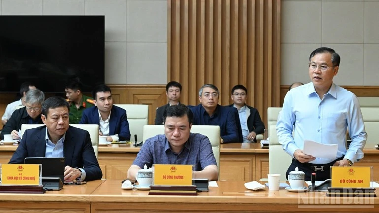 Đại diện Bộ Công an báo cáo tại cuộc làm việc.