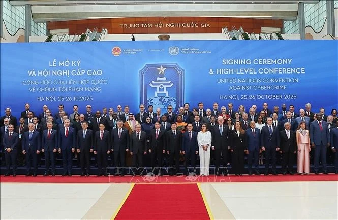 Chủ tịch nước Lương Cường và Tổng Thư ký Liên hợp quốc António Guterres chụp ảnh chung với các Trưởng đoàn dự Lễ mở ký Công ước Hà Nội.