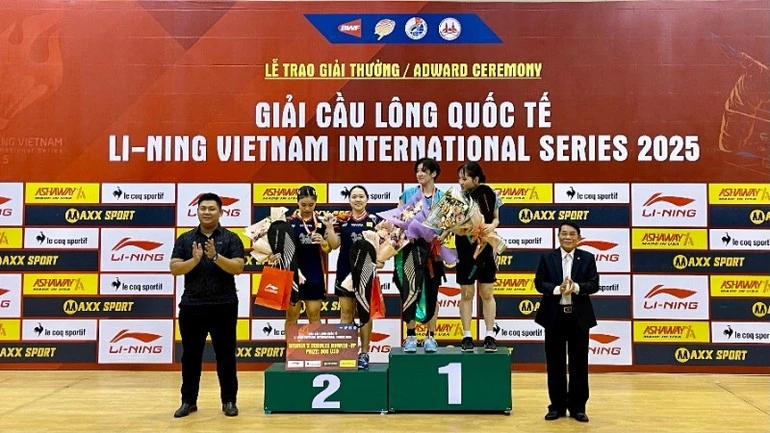 Ban tổ chức trao Huy chương Vàng, Bạc cho các đội ở nội dung đôi nữ.