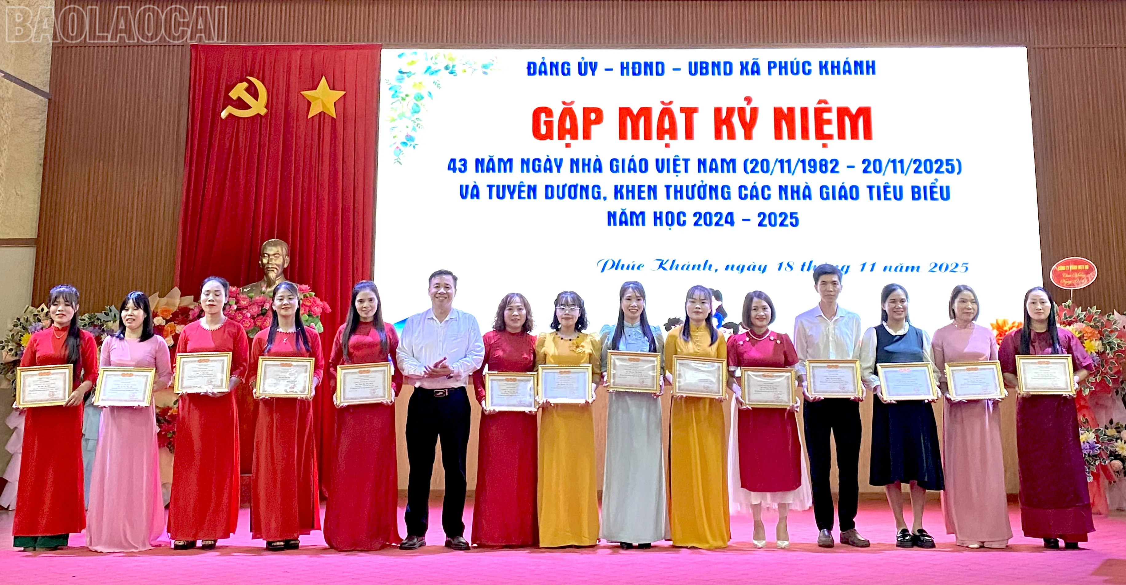 baolaocai-tl_ubnd-xa-trao-giay-khen-cho-cac-ca-nhan-2.jpg