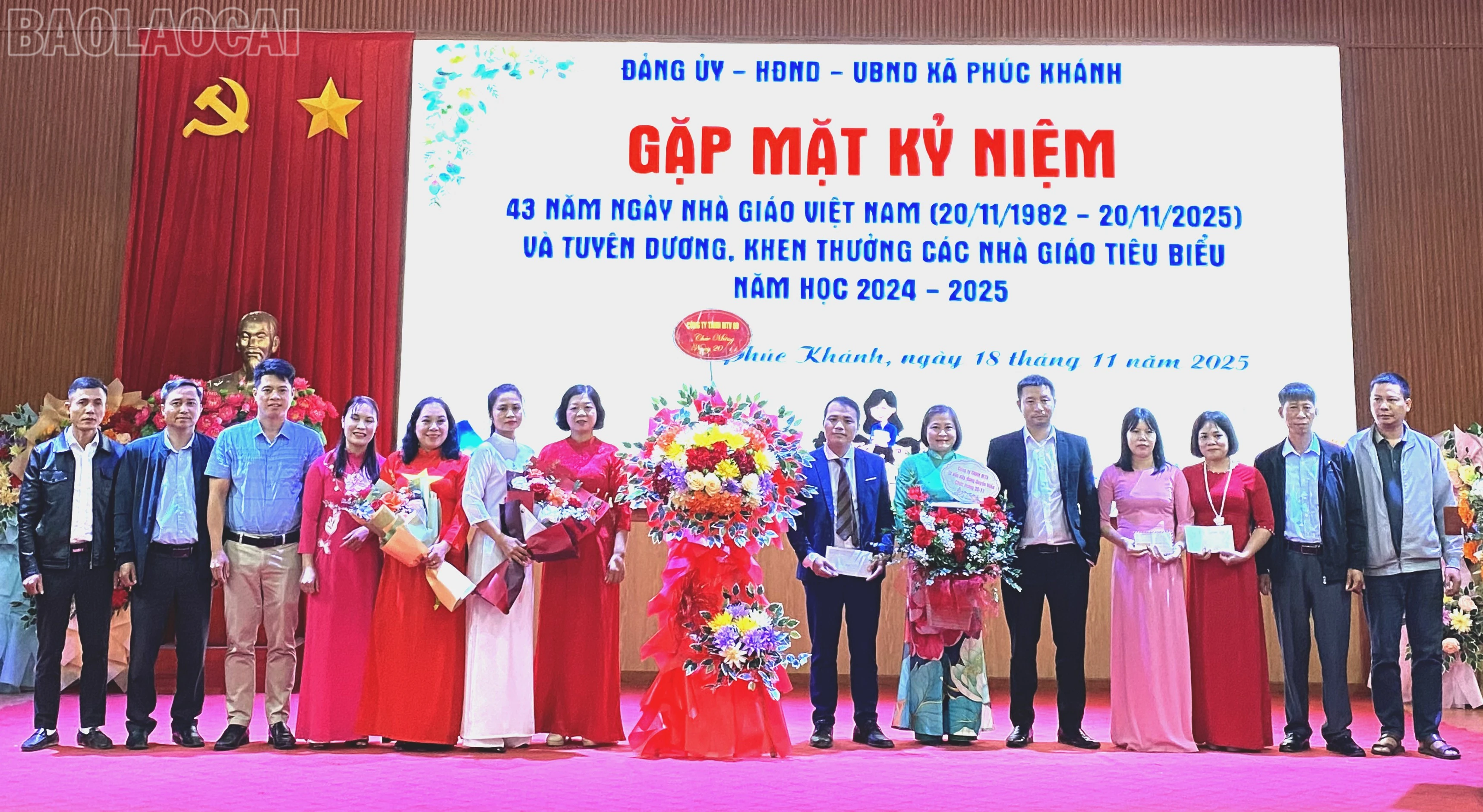 baolaocai-tl_ubnd-xa-trao-giay-khen-cho-cac-ca-nhan.jpg