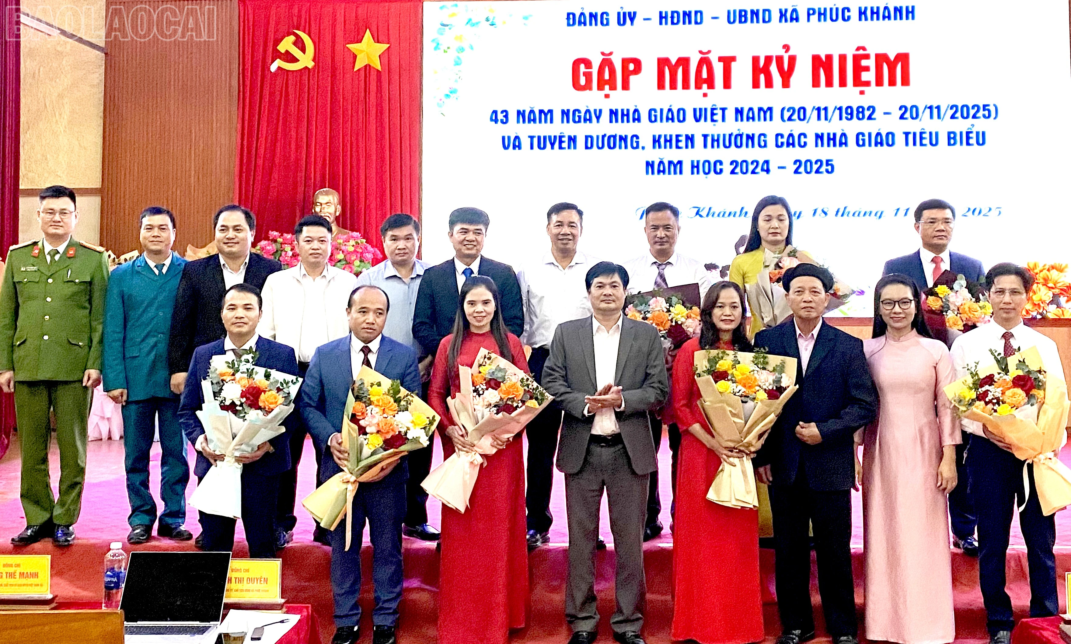 baolaocai-tl_dang-uy-hdnd-ubnd-tang-hoa-chuc-mung-cac-nha-giao.jpg