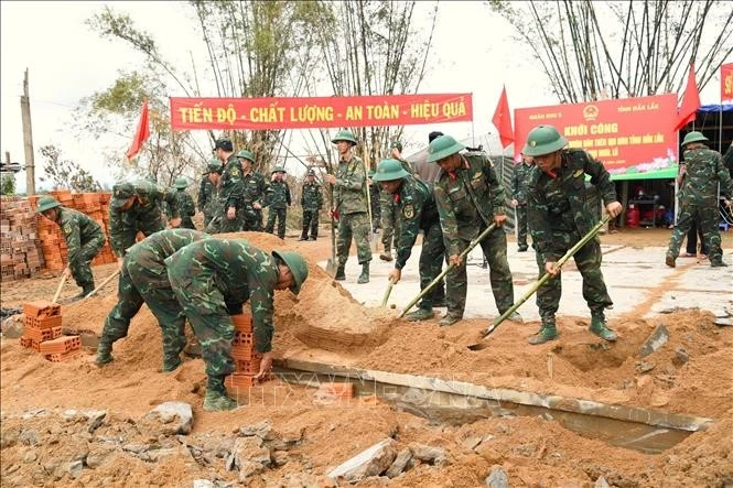 Cán bộ, chiến sĩ Quân khu 5 khẩn trương xây dựng nhà ở mới cho người dân Đắk Lắk.