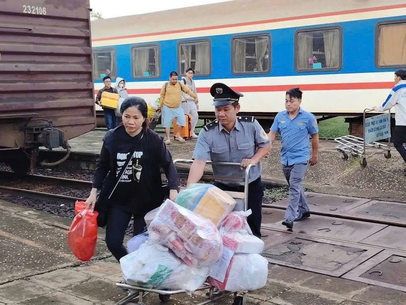 khach-di-tau.jpg