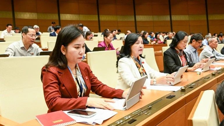 Quốc hội làm việc tại hội trường nghe Tờ trình dự án Luật Báo chí (sửa đổi).