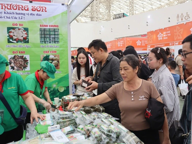 Đông đảo người dân đến tham quan, mua sắm tại các gian hàng của Hội chợ.