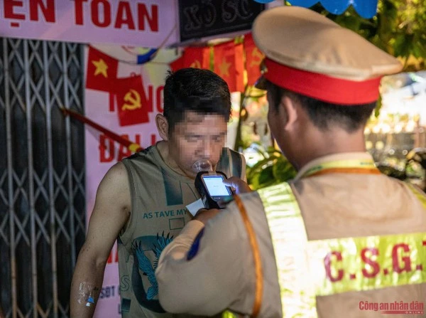 Lực lượng CSGT kiểm tra nồng độ cồn buổi tối.
