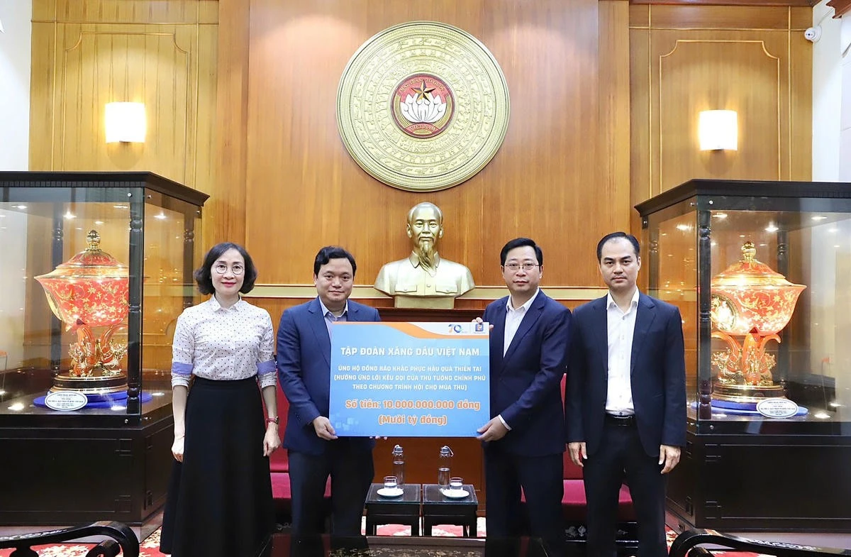 Ông Cao Xuân Thạo, Trưởng Ban Công tác xã hội Cơ quan UBTƯ MTTQ Việt Nam tiếp nhận ủng hộ từ Tập đoàn Xăng dầu Việt Nam.