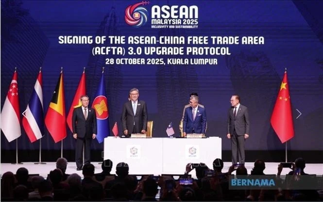 Thủ tướng Malaysia Anwar Ibrahim (ngoài cùng, phải) và Thủ tướng Trung Quốc Lý Cường (ngoài cùng, trái) chứng kiến ký kết ACFTA 3.0.