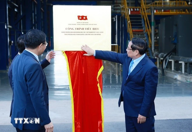 Thủ tướng Phạm Minh Chính và các đại biểu dự Lễ khánh thành Nhà máy Điện khí LNG Nhơn Trạch 3 và 4 và thực hiện nghi thức gắn biển Công trình chào mừng Đại hội XIV của Đảng.