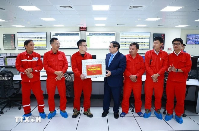 Thủ tướng Phạm Minh Chính tặng quà cho kỹ sư, chuyên gia điều hành Nhà máy điện LNG Nhơn Trạch 3 và 4.