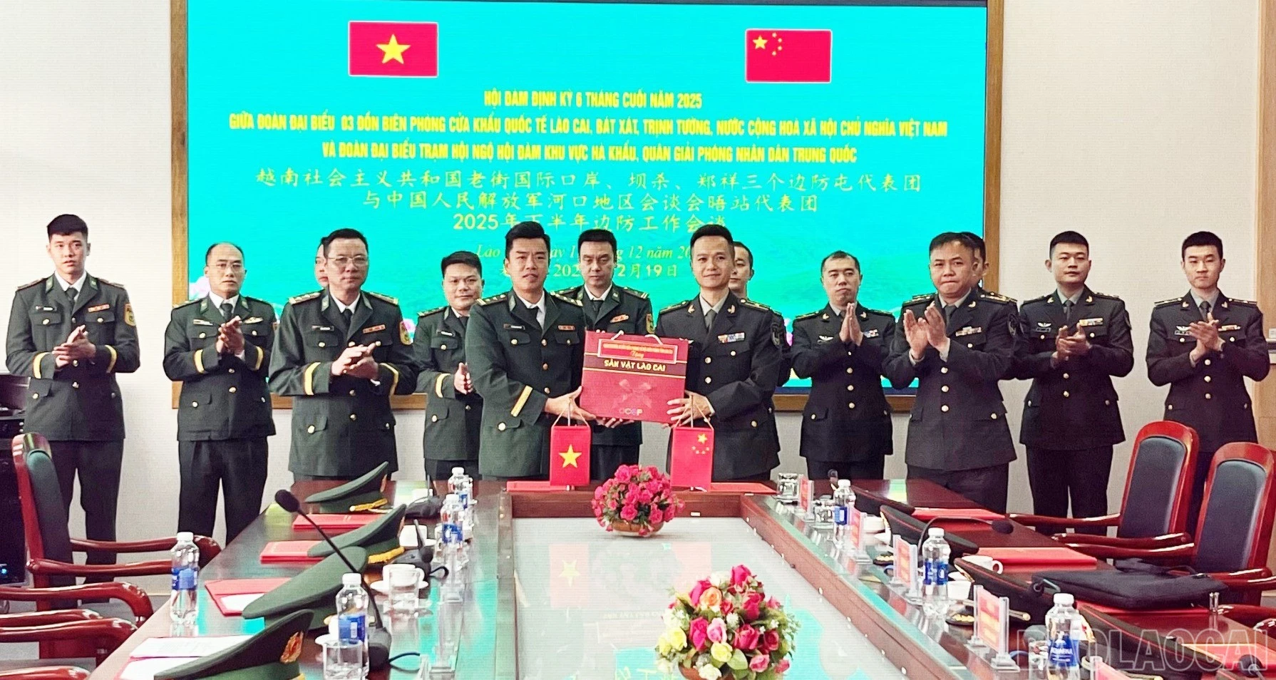 baolaocai-br_1truong-doan-dai-bieu-dai-dien-3-don-bien-phong-tinh-lao-cai-tang-qua-truong-ddaonf-tram-hoi-ngo-hoi-dam-ha-khau-5766.jpg
