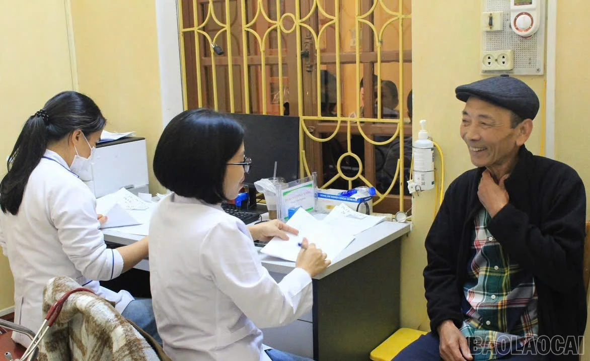 baolaocai-br_cac-bac-sy-tu-van-rat-nhiet-tinh-trach-nhiem.jpg