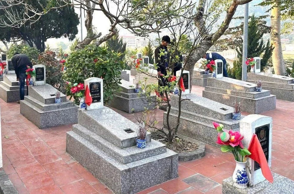 baolaocai-br_qua-viec-don-dep-nghia-trang-liet-sy-giao-duc-y-thuc-trach-nhiem-voi-cong-dong-cho-cac-thieu-nien-vi-pham.jpg