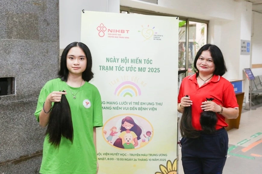 Bên cạnh việc tích cực hiến máu, hiến tiểu cầu, chị Thùy Trang cùng con gái tiếp tục lan tỏa tinh thần sẻ chia bằng hành động hiến tóc.