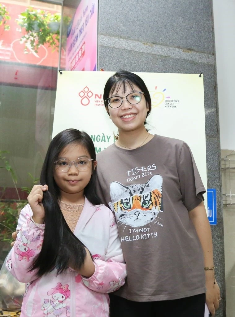 Chị Đào Thị Minh Thúy cùng đưa con gái Nguyễn Thanh Trà tham gia hiến tóc chương trình.